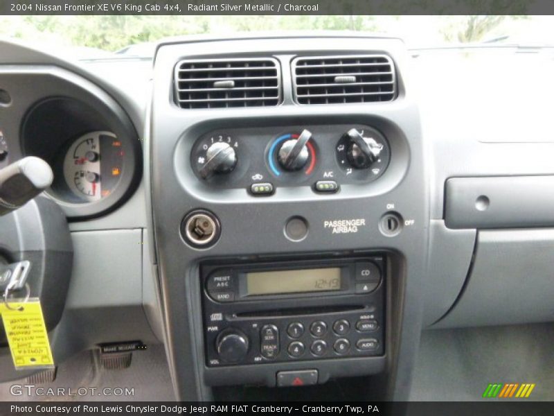 Radiant Silver Metallic / Charcoal 2004 Nissan Frontier XE V6 King Cab 4x4