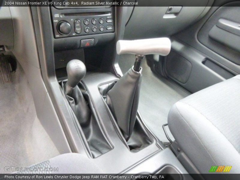 Radiant Silver Metallic / Charcoal 2004 Nissan Frontier XE V6 King Cab 4x4