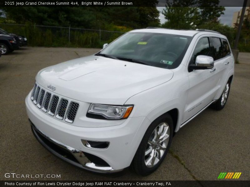 Front 3/4 View of 2015 Grand Cherokee Summit 4x4