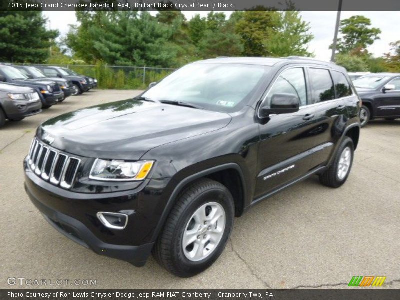 Front 3/4 View of 2015 Grand Cherokee Laredo E 4x4