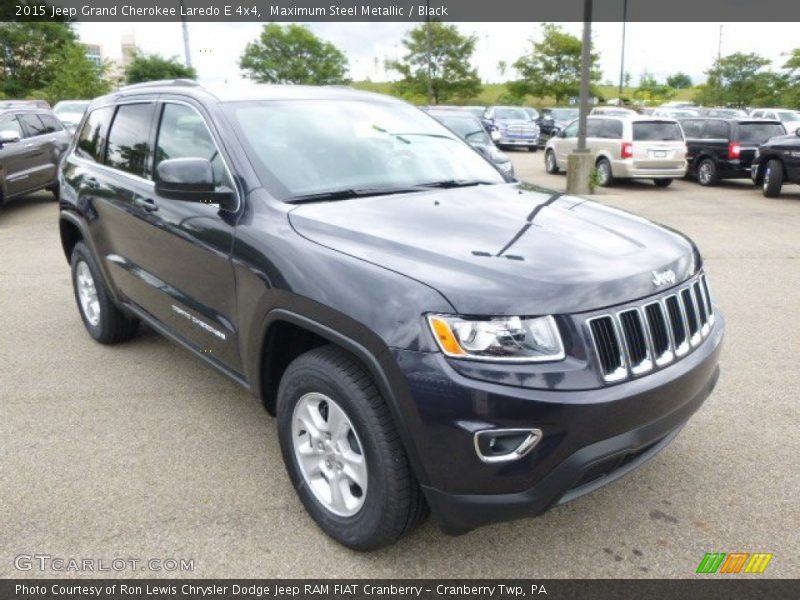 Front 3/4 View of 2015 Grand Cherokee Laredo E 4x4