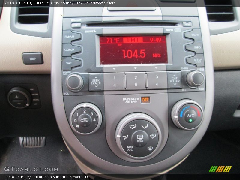 Titanium Gray / Sand/Black Houndstooth Cloth 2010 Kia Soul !