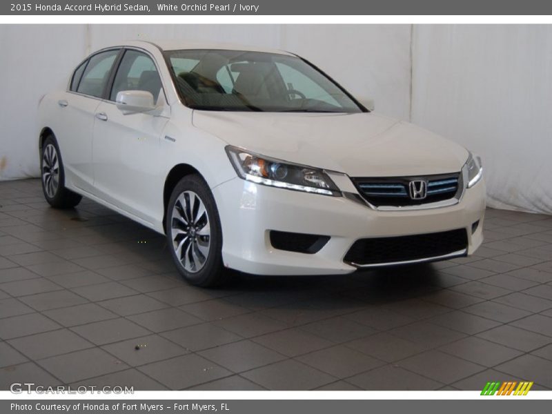 Front 3/4 View of 2015 Accord Hybrid Sedan