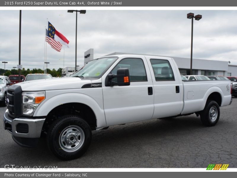 Front 3/4 View of 2015 F250 Super Duty XL Crew Cab 4x4