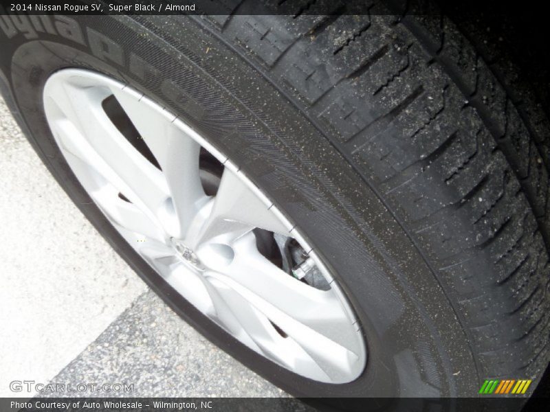 Super Black / Almond 2014 Nissan Rogue SV