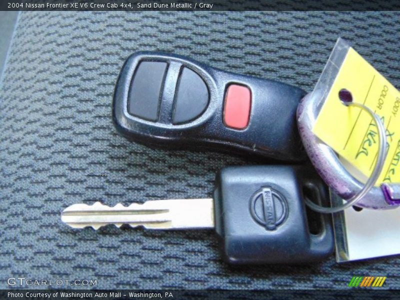 Sand Dune Metallic / Gray 2004 Nissan Frontier XE V6 Crew Cab 4x4