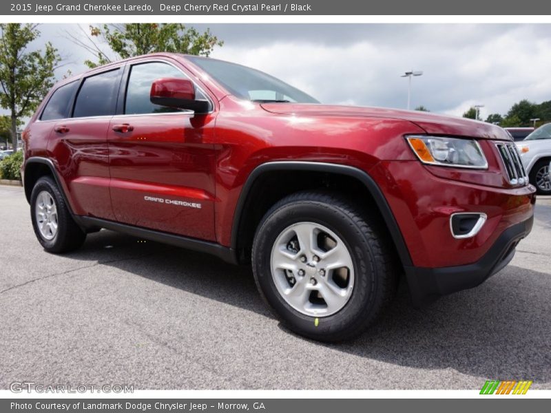 Front 3/4 View of 2015 Grand Cherokee Laredo