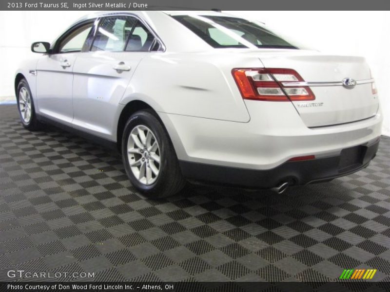 Ingot Silver Metallic / Dune 2013 Ford Taurus SE