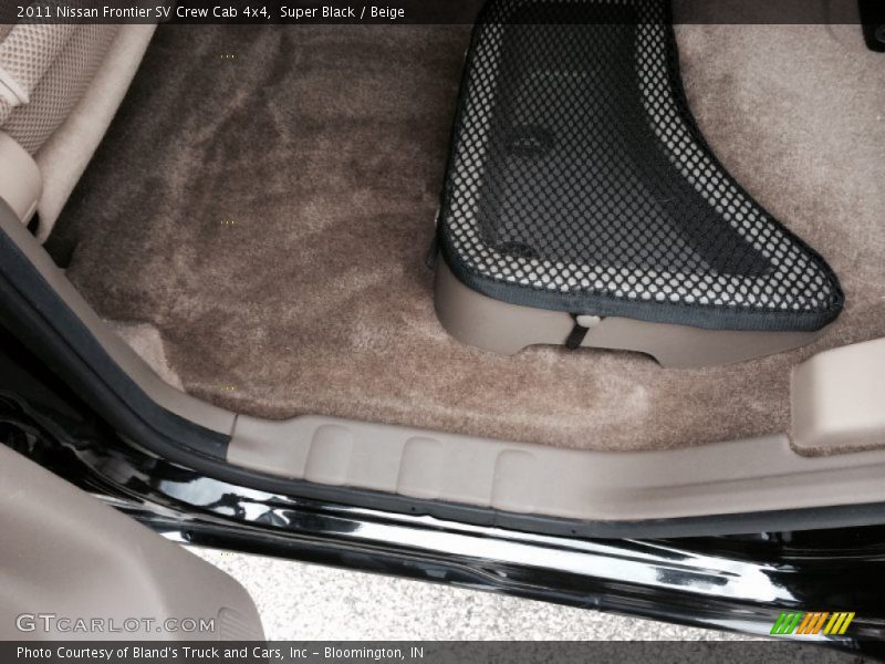 Super Black / Beige 2011 Nissan Frontier SV Crew Cab 4x4