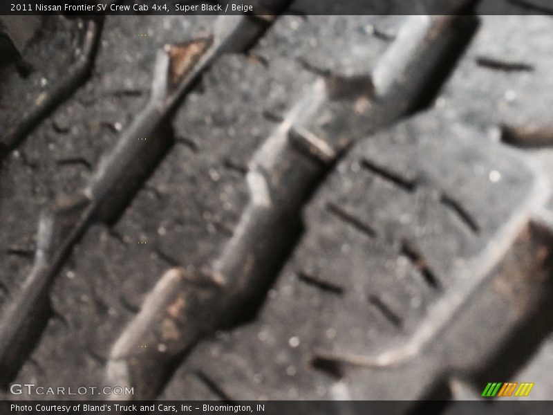 Super Black / Beige 2011 Nissan Frontier SV Crew Cab 4x4