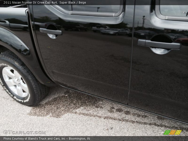 Super Black / Beige 2011 Nissan Frontier SV Crew Cab 4x4