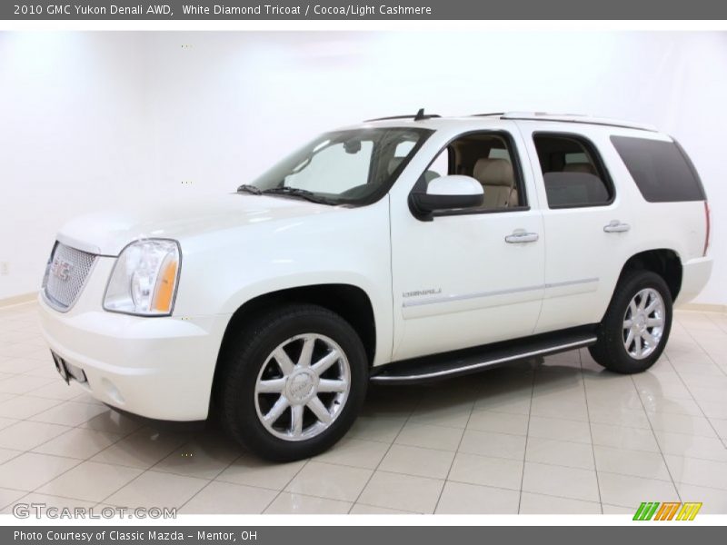 Front 3/4 View of 2010 Yukon Denali AWD