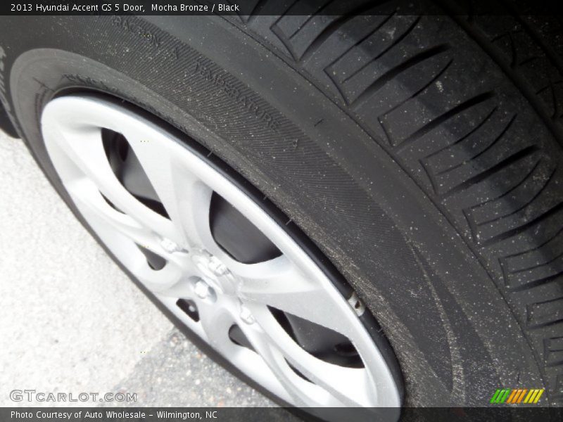 Mocha Bronze / Black 2013 Hyundai Accent GS 5 Door