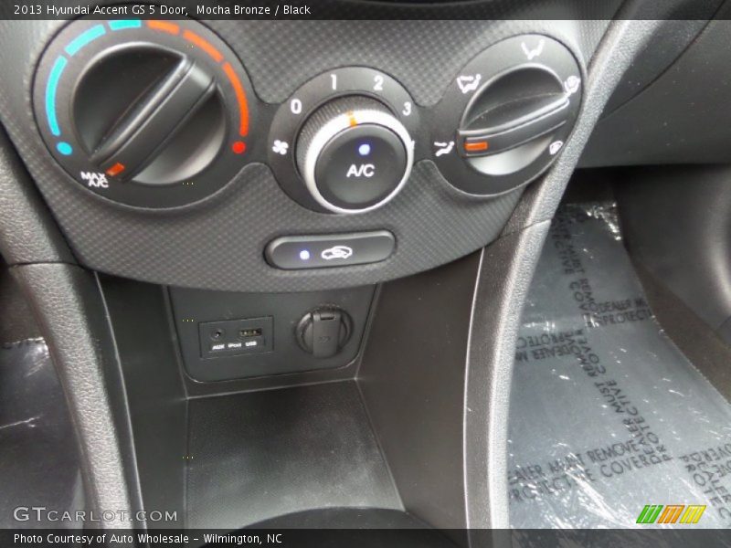 Mocha Bronze / Black 2013 Hyundai Accent GS 5 Door