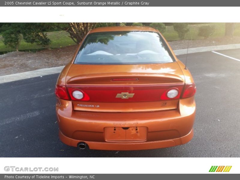 Sunburst Orange Metallic / Graphite Gray 2005 Chevrolet Cavalier LS Sport Coupe