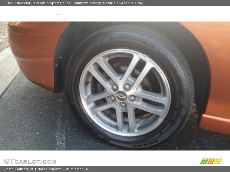 Sunburst Orange Metallic / Graphite Gray 2005 Chevrolet Cavalier LS Sport Coupe
