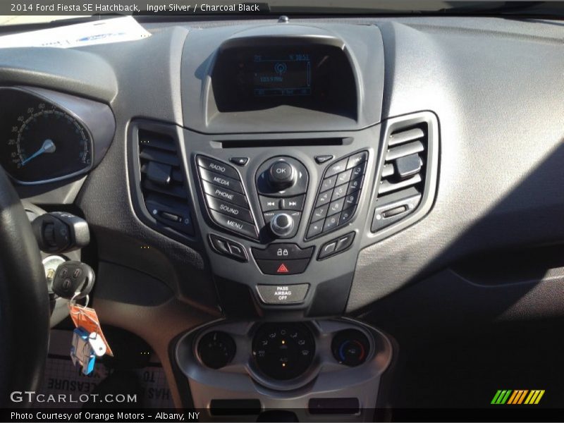 Ingot Silver / Charcoal Black 2014 Ford Fiesta SE Hatchback