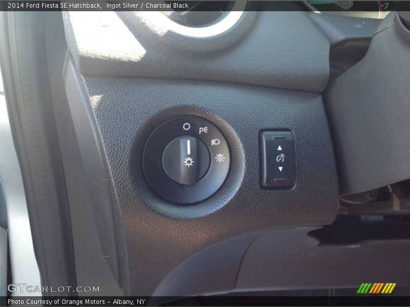 Ingot Silver / Charcoal Black 2014 Ford Fiesta SE Hatchback