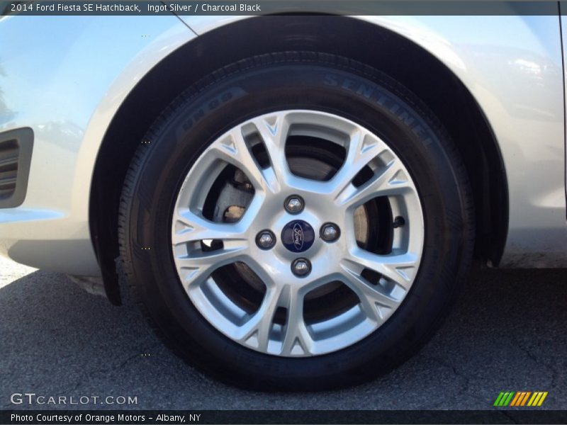Ingot Silver / Charcoal Black 2014 Ford Fiesta SE Hatchback