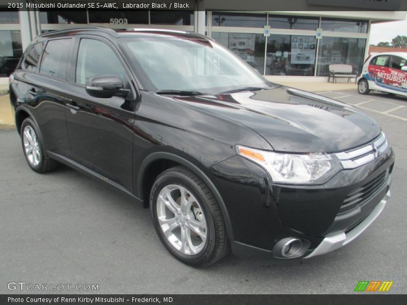 Front 3/4 View of 2015 Outlander SE S-AWC