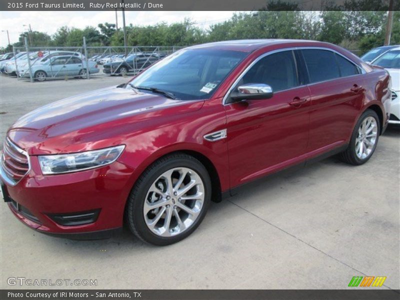 Front 3/4 View of 2015 Taurus Limited