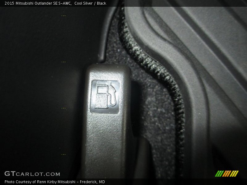 Cool Silver / Black 2015 Mitsubishi Outlander SE S-AWC