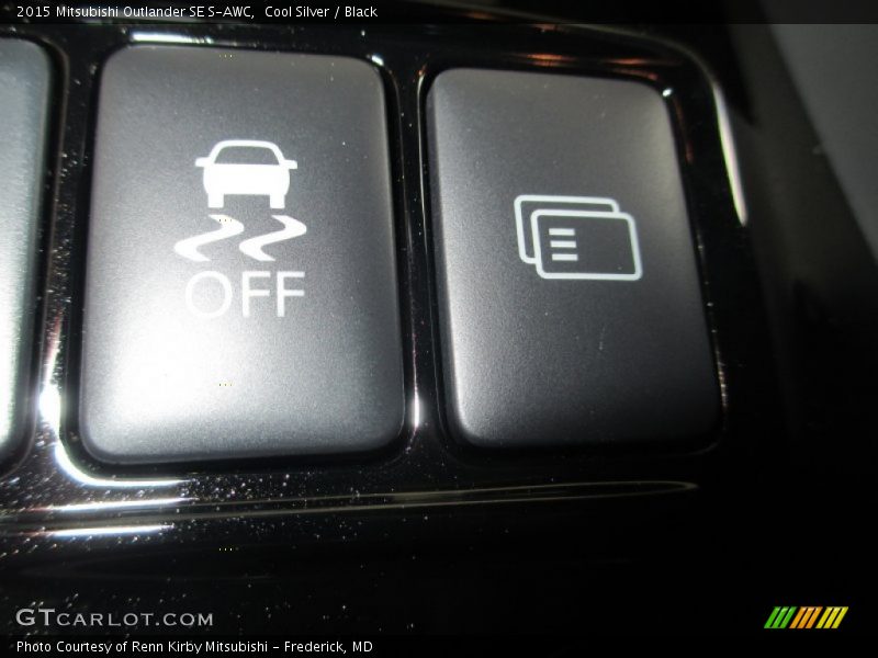 Cool Silver / Black 2015 Mitsubishi Outlander SE S-AWC