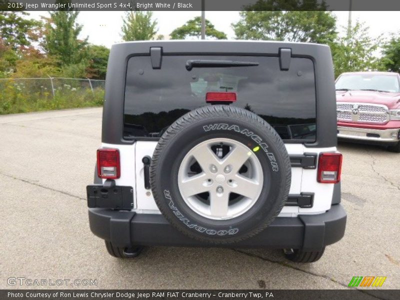 Bright White / Black 2015 Jeep Wrangler Unlimited Sport S 4x4