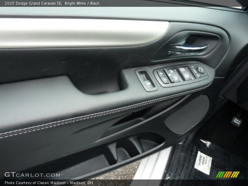 Bright White / Black 2015 Dodge Grand Caravan SE