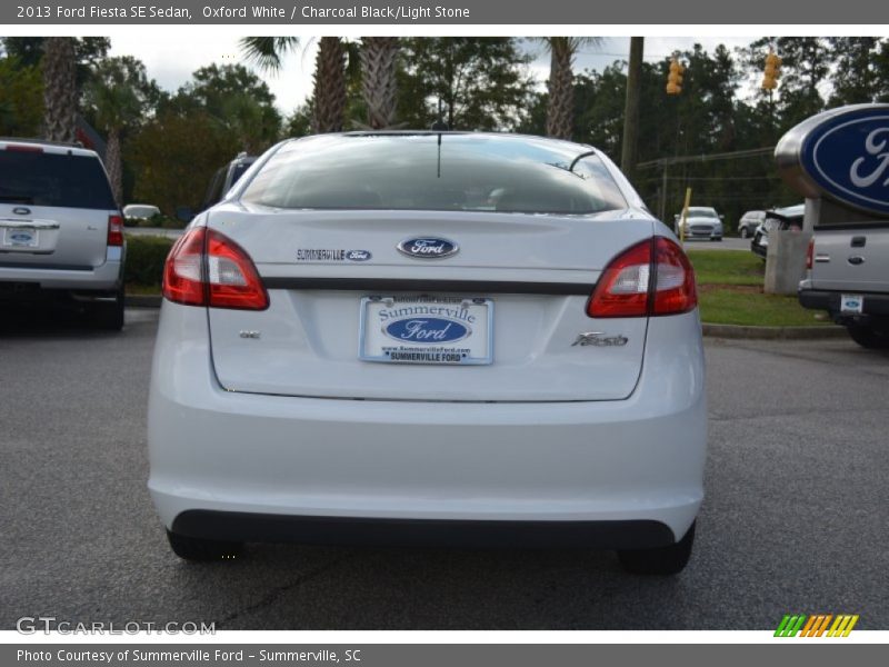 Oxford White / Charcoal Black/Light Stone 2013 Ford Fiesta SE Sedan