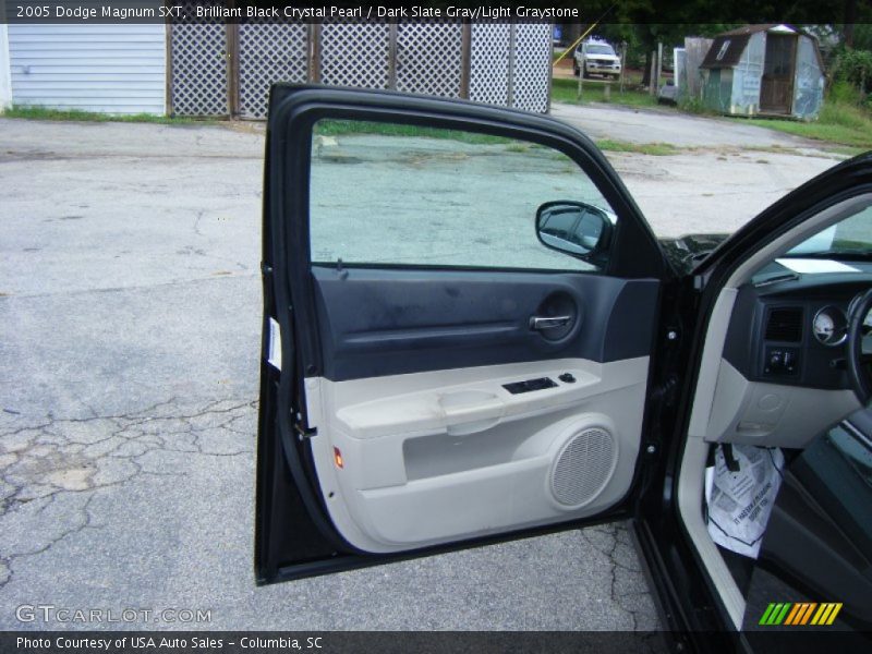 Brilliant Black Crystal Pearl / Dark Slate Gray/Light Graystone 2005 Dodge Magnum SXT