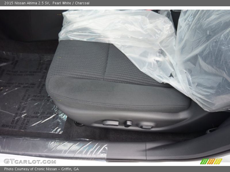 Pearl White / Charcoal 2015 Nissan Altima 2.5 SV