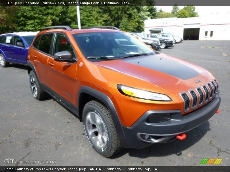 Front 3/4 View of 2015 Cherokee Trailhawk 4x4