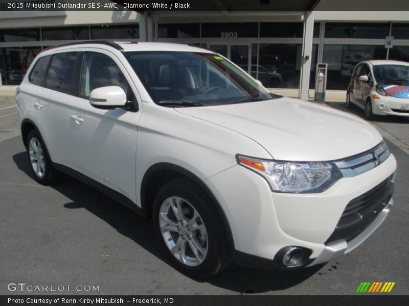 Diamond White / Black 2015 Mitsubishi Outlander SE S-AWC
