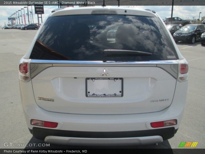 Diamond White / Black 2015 Mitsubishi Outlander SE S-AWC