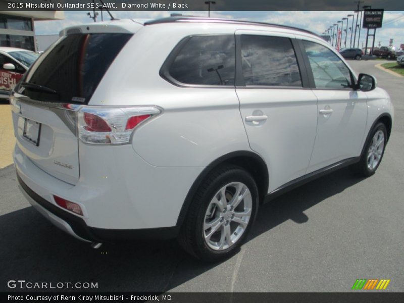 Diamond White / Black 2015 Mitsubishi Outlander SE S-AWC