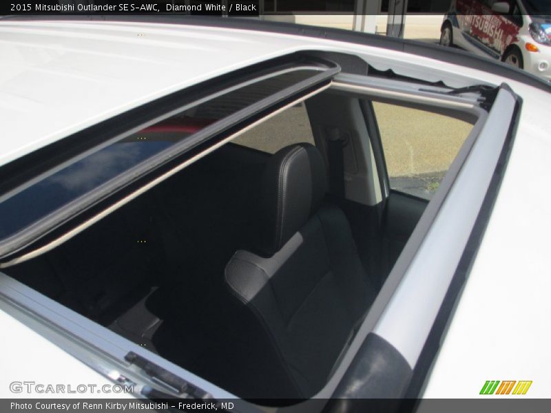 Diamond White / Black 2015 Mitsubishi Outlander SE S-AWC