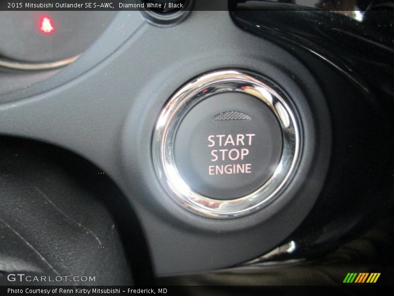 Diamond White / Black 2015 Mitsubishi Outlander SE S-AWC