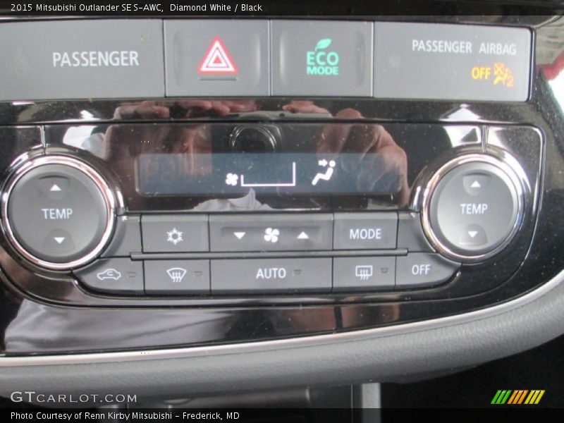 Diamond White / Black 2015 Mitsubishi Outlander SE S-AWC