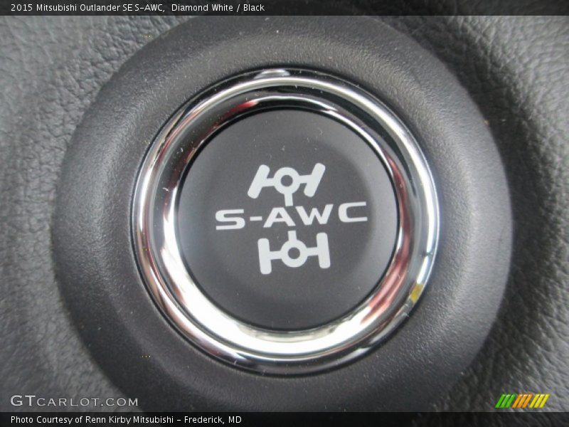 Diamond White / Black 2015 Mitsubishi Outlander SE S-AWC