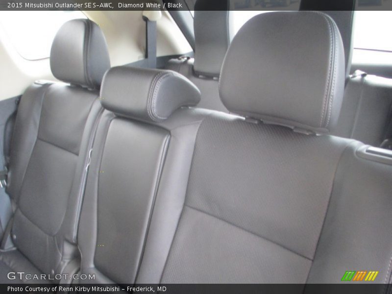 Diamond White / Black 2015 Mitsubishi Outlander SE S-AWC