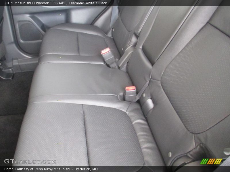 Diamond White / Black 2015 Mitsubishi Outlander SE S-AWC