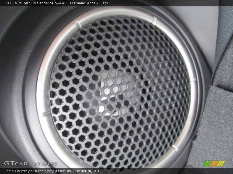 Diamond White / Black 2015 Mitsubishi Outlander SE S-AWC