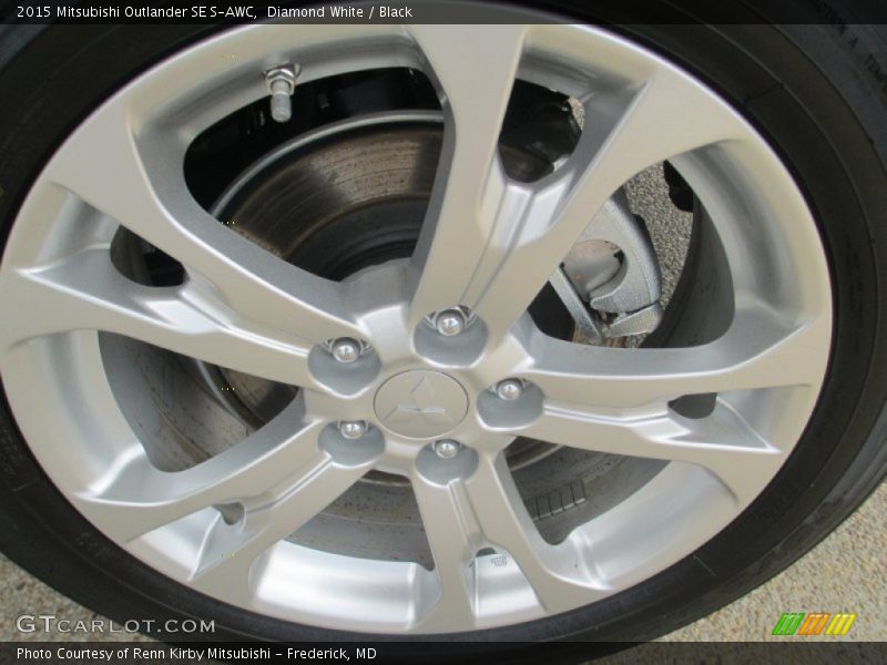 Diamond White / Black 2015 Mitsubishi Outlander SE S-AWC