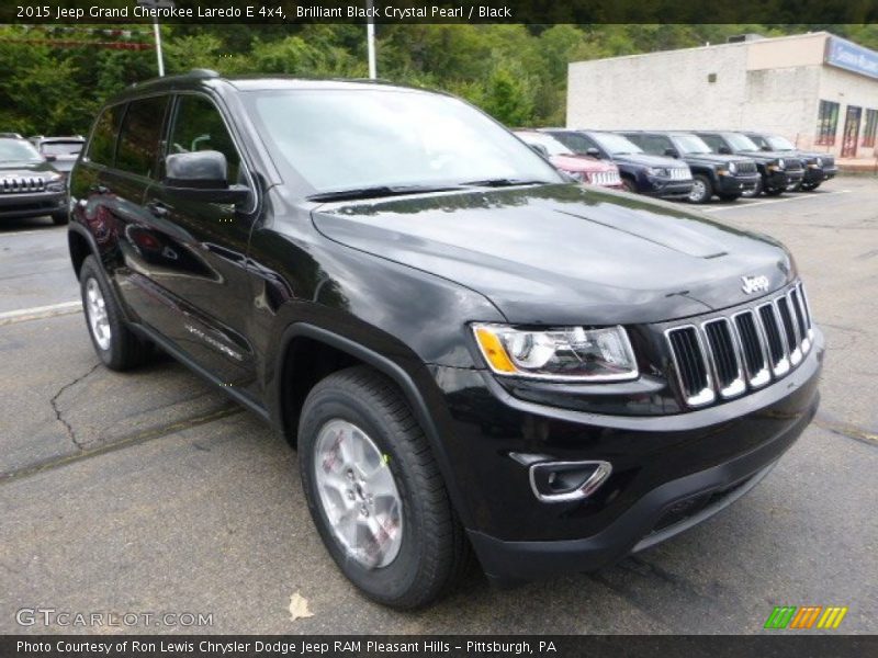 Front 3/4 View of 2015 Grand Cherokee Laredo E 4x4