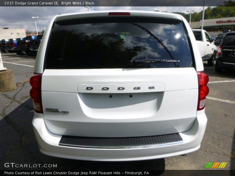 Bright White / Black 2015 Dodge Grand Caravan SE