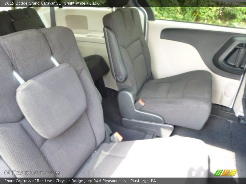 Bright White / Black 2015 Dodge Grand Caravan SE