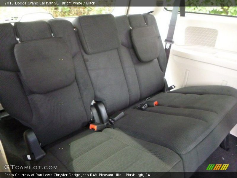 Bright White / Black 2015 Dodge Grand Caravan SE