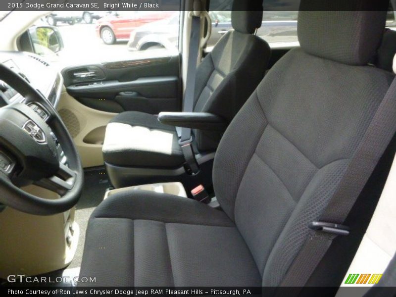Bright White / Black 2015 Dodge Grand Caravan SE