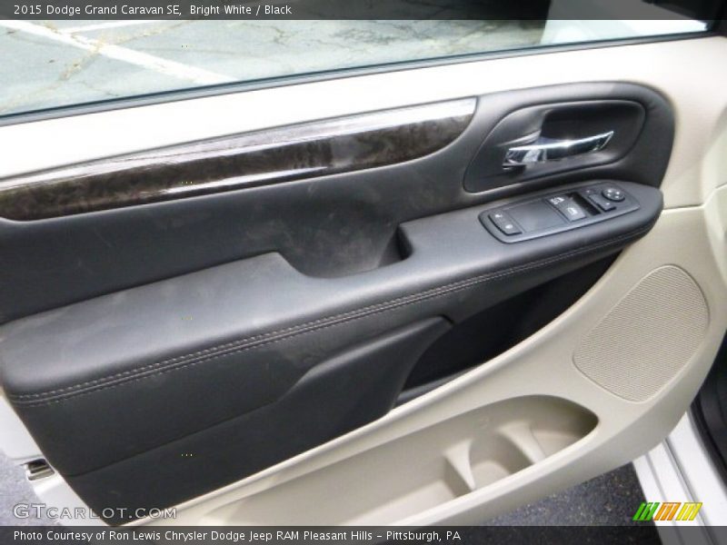 Bright White / Black 2015 Dodge Grand Caravan SE